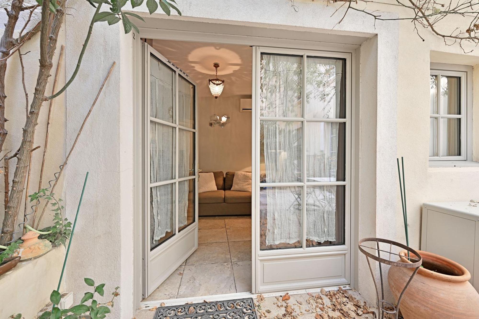 Au Coeur Des Papes, Dans Batisse De Charme Studios & Appartements En Coeur De Ville Avignon Exterior photo
